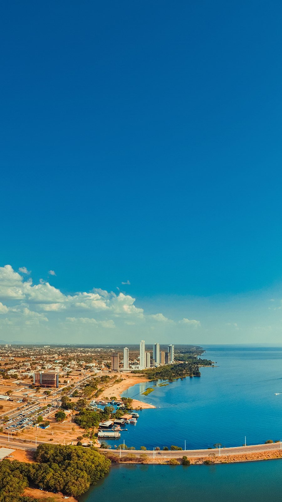 Vista aérea de Palmas, Tocantins, com o Lago do Rio Tocantins e a ponte